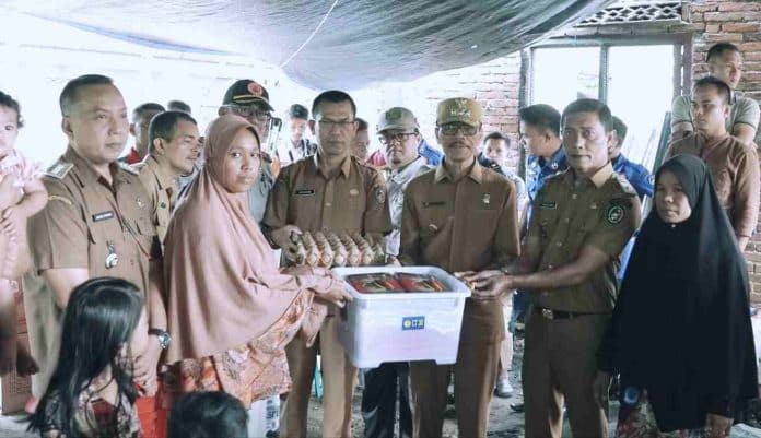 Bupati Safaruddin Tinjau Dan Serahkan Bantuan Kebakaran di Sungai Cubadak