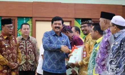 Menteri ATR/Kepala BPN Serahkan 1.055 Sertipikat Aset di Kalsel