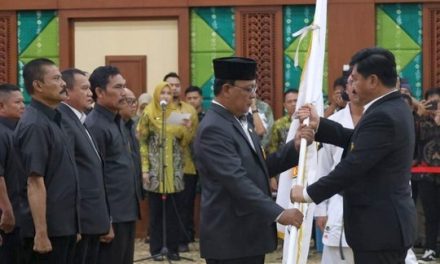 Ketua Umum Pengurus Besar FORKI melantik Ketua Umum FORKI Kalimantan