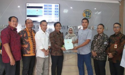 Hadir di Kantah Kota Cilegon, Wamen ATR/Waka BPN Serahkan Langsung Sertipikat Hasil Layanan Nampol
