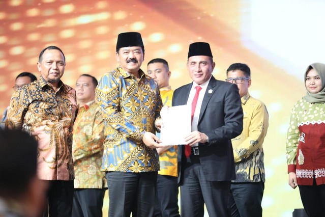 Menteri ATR/Kepala BPN Serahkan 1.117 Sertipikat Aset Pemerintah Provinsi dan Kabupaten/Kota se-Sumatra Utara