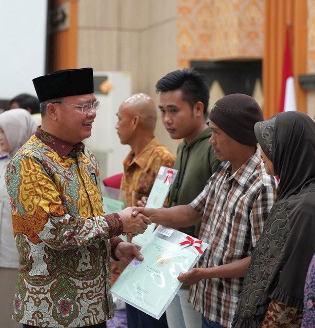 Kementerian ATR/BPN Serahkan Sertipikat dan Persub RTRW Provinsi Bengkulu
