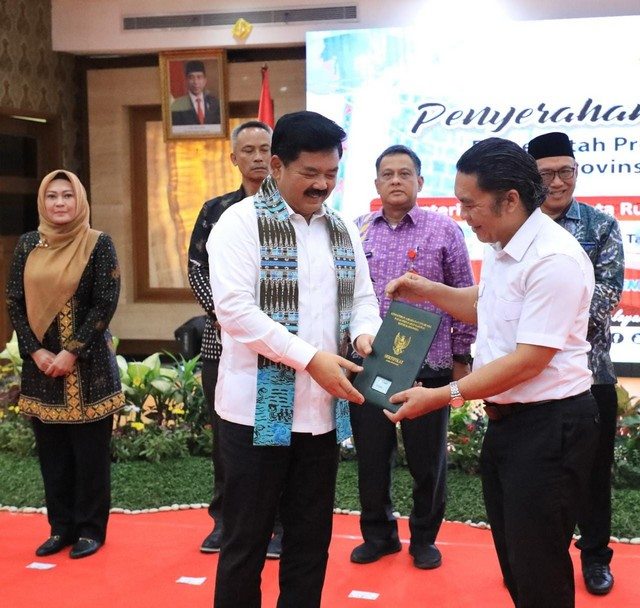 Menteri ATR/Kepala BPN Serahkan 303 Sertipikat Tanah Aset di Banten