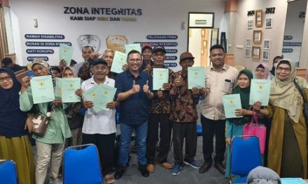 Luapkan Kegembiraan, Warga Cilangkap Ajak Foto Bareng Kepala BPN Kota Depok Usai Menerima Sertifikat PTSL