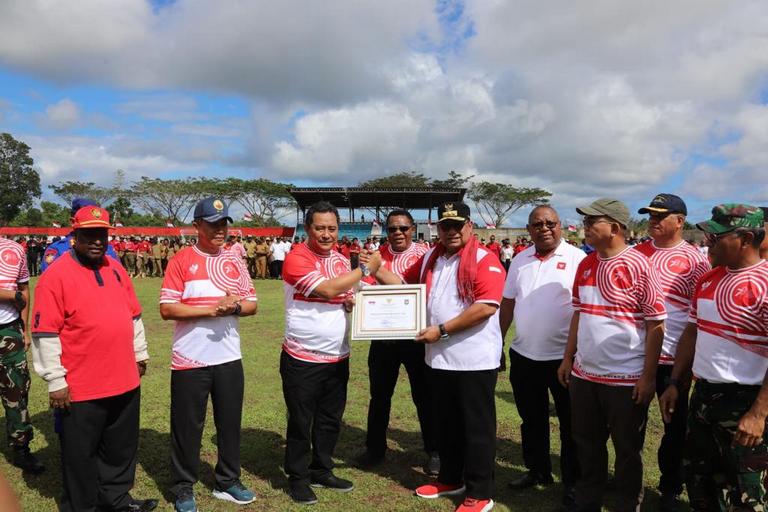 Sambut HUT ke-78 RI, Kemendagri Lakukan Gerakan Pembagian 10 Juta Bendera di Kota Sorong