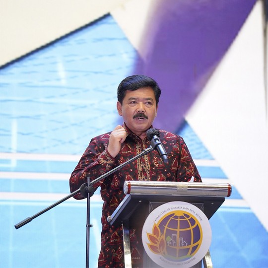 Jaga Kedaulatan Negara, Menteri ATR/Kepala BPN Serahkan Sertipikat Pos Lintas Batas Negara