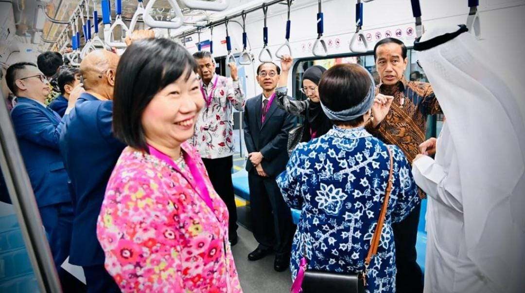 Pengalaman Para Duta Besar Coba MRT pada Perayaan Hari ASEAN