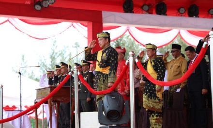 Kenakan Pakaian Kebesaran Adat Melayu, Mendagri Pimpin Upacara HUT Ke-78 Kemerdekaan RI di Kabupaten Natuna