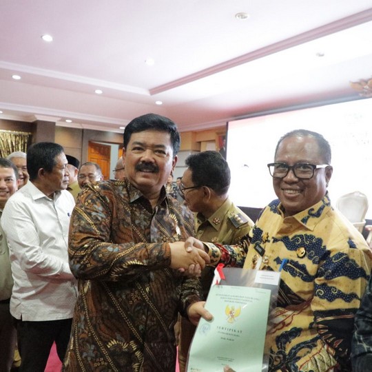 Selamatkan Aset Negara, Menteri ATR/Kepala BPN Serahkan 260 Sertipikat di Sulawesi Tenggara