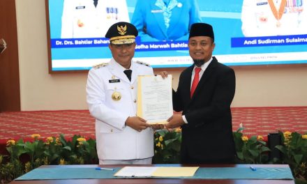 Serah Terima Memori Akhir Jabatan Gubernur Sulsel ke Bahtiar Baharuddin