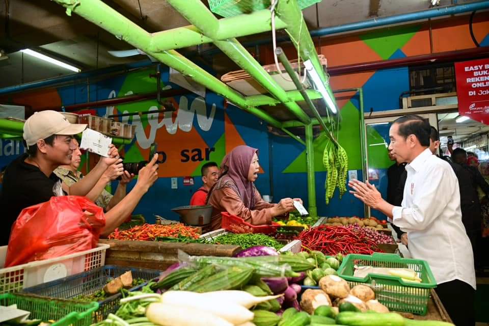 Presiden Tinjau Harga Komoditas Pangan di Pasar Jatinegara