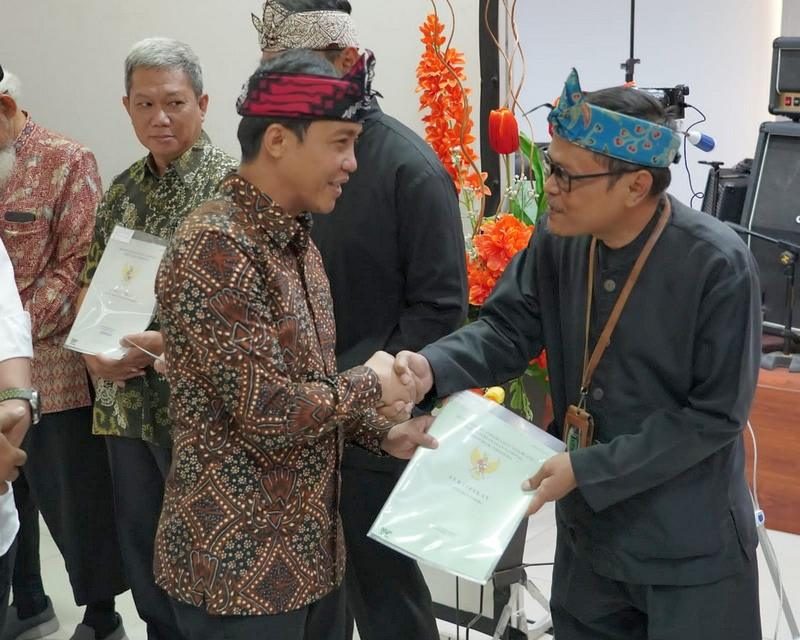 Serahkan Sertipikat di Bandung, Wamen ATR/Waka BPN Apresiasi Kepala Kantah hingga Juru Ukur