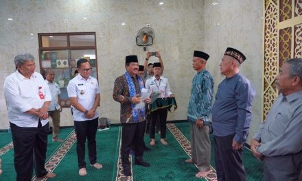 Hadi Tjahjanto  menyerahkan 6 Sertipikat Tanah Wakaf  di Mushola Assa’adah