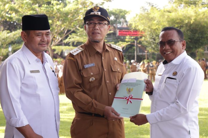Pj. Wali Kota Payakumbuh Serahkan Sertipikat Tanah Kepada 30 orang Penerima se-Kota Payakumbuh