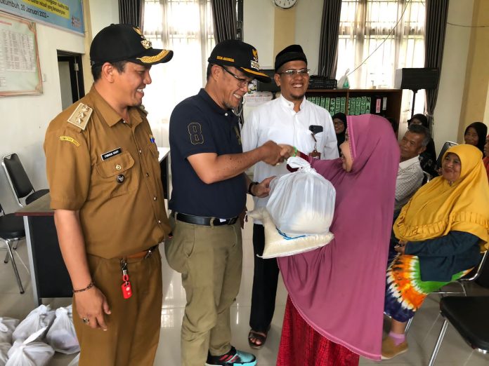 Bersama BAZNAS, Pj. Walikota Payakumbuh Serahkan Bantuan Untuk Anak Stunting di Kelurahan NDB