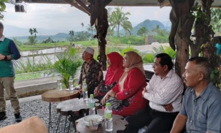 Pj. Wali Kota Payakumbuh, Rida Ananda, melepas 5 (lima) orang lurah yang telah memasuki masa purna tugas
