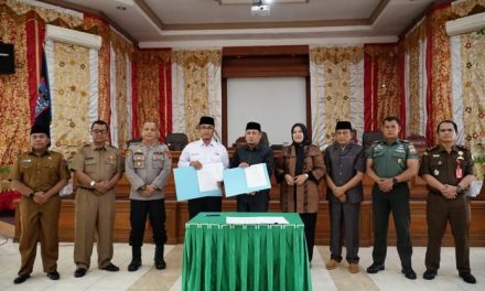Pj. Wali Kota Payakumbuh bersama Dewan Perwakilan Rakyat Daerah (DPRD) menandatangi Nota Kesepakatan Perubahan Anggaran 2023