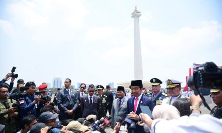 Saksikan Defile Pasukan dan Pawai Alutsista TNI, Presiden: Sangat Komplet