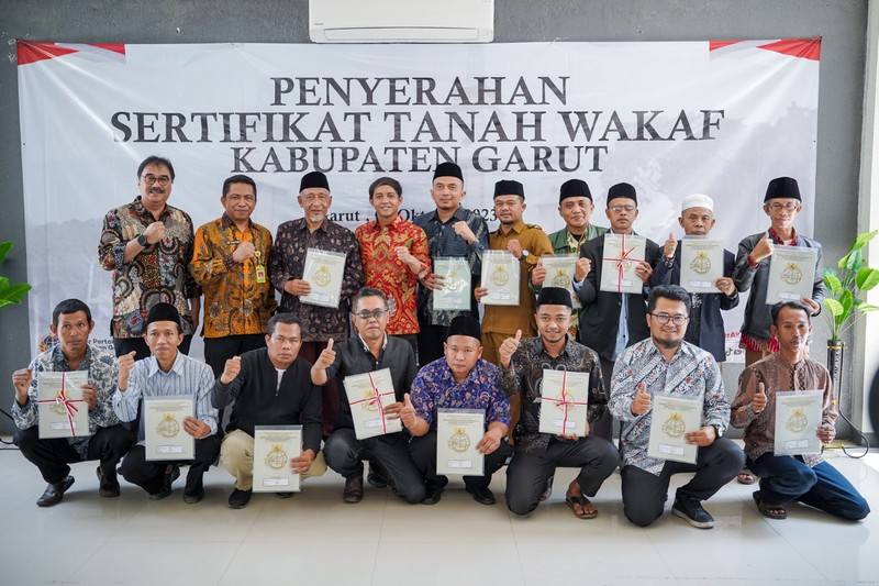 Tanah Wakaf yang Bersertipikat Terus Bertambah, Wamen ATR/Waka BPN Serahkan Sertipikat Tanah Wakaf di Garut