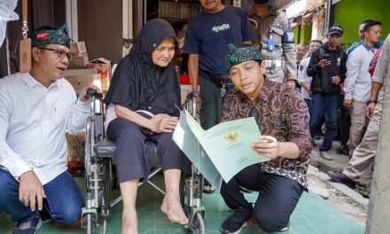 Ingin Pastikan Proses Bebas Pungli, Wamen ATR/Waka BPN Serahkan Sertipikat secara Door to Door di Banjaran, Kabupaten Bandung