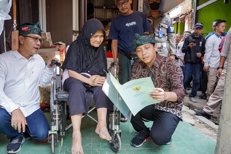 Ingin Pastikan Proses Bebas Pungli, Wamen ATR/Waka BPN Serahkan Sertipikat secara Door to Door di Banjaran, Kabupaten Bandung