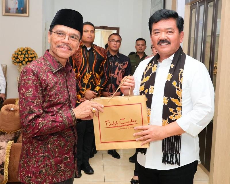 Serahkan Sertipikat Tanah Ulayat, Menteri ATR/Kepala BPN Tuai Apresiasi dari Komisi II DPR RI