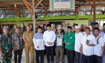 Menteri ATR/Kepala BPN Serahkan Sertipikat untuk Masjid dan Gereja di Jayapura
