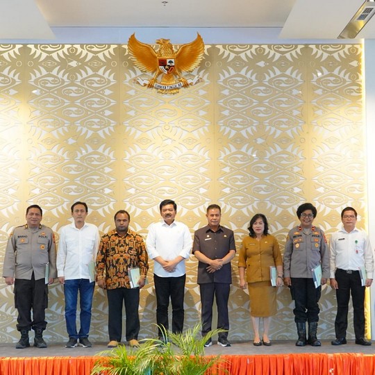 Menteri ATR/Kepala BPN Menyerahkan 12 Sertipikat Aset BMN/BMD di Papua