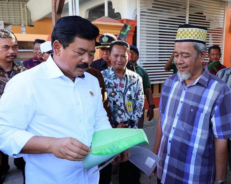 Turun ke Desa Sedati Gede, Menteri ATR/Kepala BPN Serahkan Sertipikat Hasil PTSL
