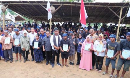 Terima Sertipikat dari Menteri ATR/Kepala BPN, Warga Gunung Anten Sujud Syukur