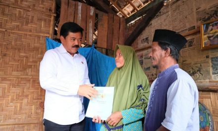 Penantian 20 Tahun, Keharuan Sepasang Buruh Tani yang Akhirnya Dapatkan Sertipikat