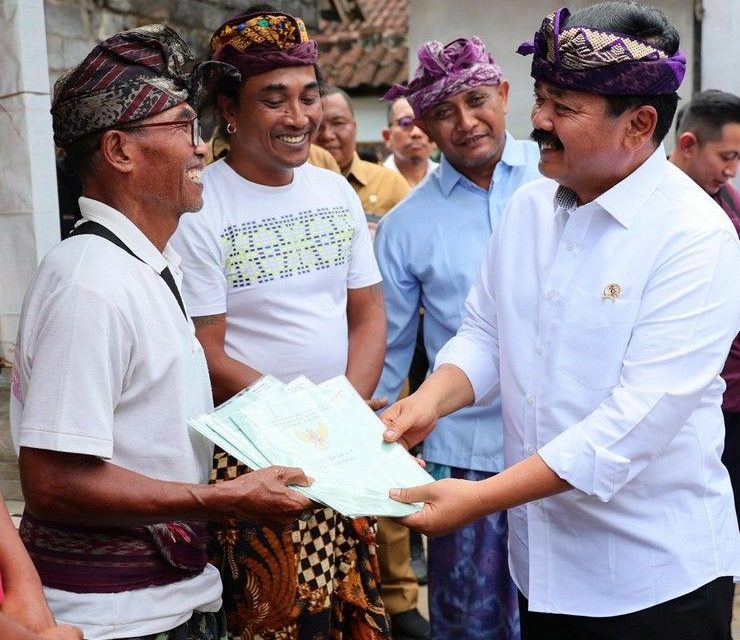 Serahkan Sertipikat di Kabupaten Tabanan, Menteri ATR/Kepala BPN: Pertambahan Nilai Ekonomi Capai Rp2 Triliun