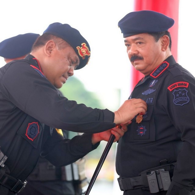 Menteri ATR/Kepala BPN Dianugerahkan Menjadi Warga Kehormatan Utama Korps Brimob Polri