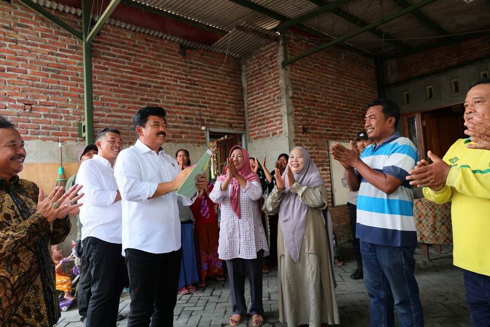 Menteri ATR/Kepala BPN Serahkan Sertipikat Tanah kepada para Korban Lumpur Lapindo