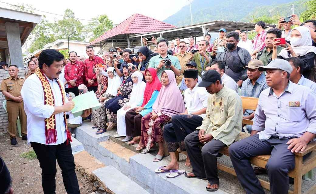 Menteri ATR/Kepala BPN Serahkan Sertipikat Tanah HUNTAP untuk Korban Tsunami Selat Sunda Tahun 2018