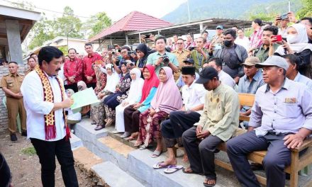 Menteri ATR/Kepala BPN Serahkan Sertipikat Tanah HUNTAP untuk Korban Tsunami Selat Sunda Tahun 2018