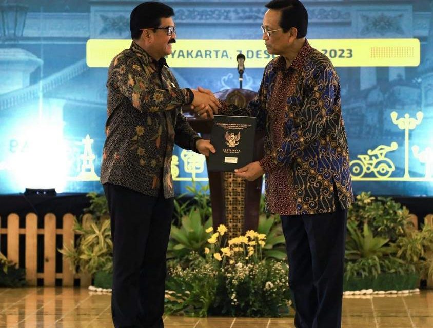 Menteri ATR/Kepala BPN Serahkan Sertipikat Tanah Kasultanan dan Kadipaten di D.I. Yogyakarta