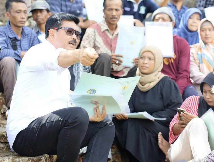 Meriung Bersama Warga Desa Tepus, Menteri ATR/Kepala BPN Pastikan Biaya Sertipikasi Sesuai SKB Tiga Menteri