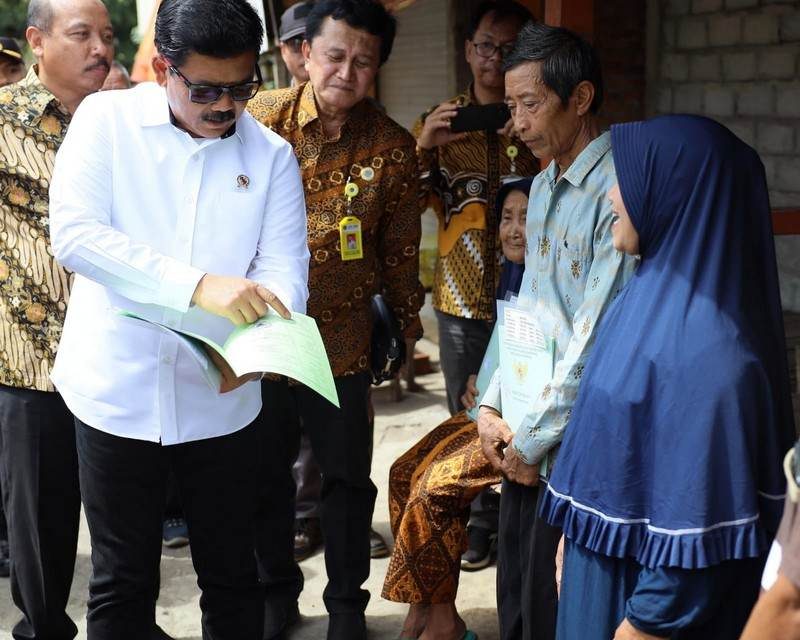 Terima Sertipikat Langsung dari Menteri, Warga Gunung Kidul Bersyukur Proses Sertipikasi Tanah Lebih Mudah