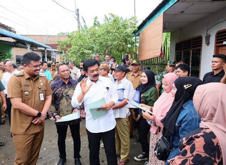 Menteri ATR/Kepala BPN Serahkan Sertipikat untuk Masyarakat dan Tanah Wakaf di Kota Medan