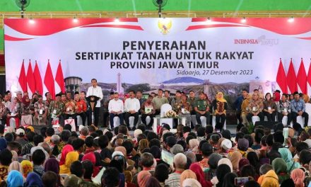Bagikan Sertipikat Hasil PTSL dan Redistribusi Tanah se-Jatim, Presiden: Ini Bukti Hukum Hak atas Tanah Masyarakat