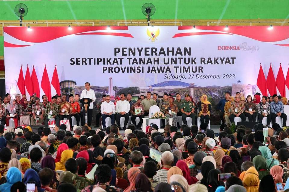 Bagikan Sertipikat Hasil PTSL dan Redistribusi Tanah se-Jatim, Presiden: Ini Bukti Hukum Hak atas Tanah Masyarakat