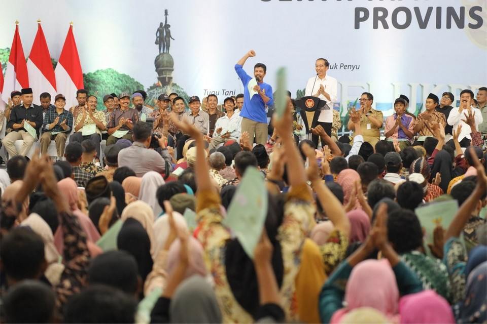 Presiden Jokowi Bagikan 2.000 Sertipikat PTSL dan Redistribusi Tanah di Cilacap
