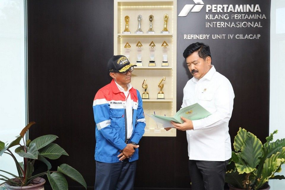 Menteri ATR/Kepala BPN Serahkan Sertipikat Tanah Aset Pertamina Cilacap