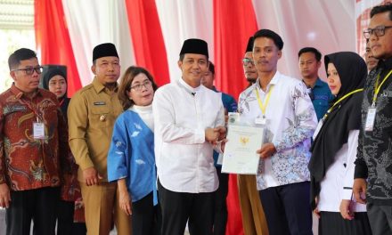 Serahkan 500 Sertipikat PTSL di Kabupaten Siak, Wamen ATR/Waka BPN: Insyaallah Mafia Tanah Tidak Akan Ada Lagi