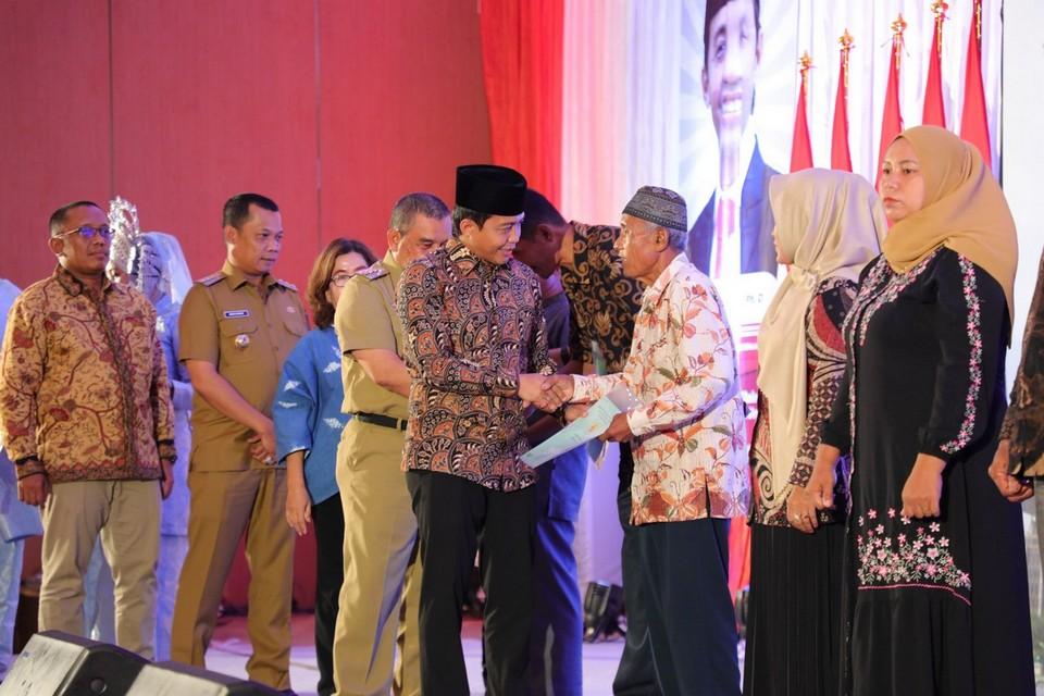 500 Sertipikat Tanah PTSL Diserahkan Wamen ATR/Waka BPN di Kota Pekanbaru
