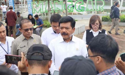 Menteri ATR/Kepala BPN Serahkan 38 Sertipikat Hak Pakai bagi Masyarakat Tepi Pantai di Balikpapan