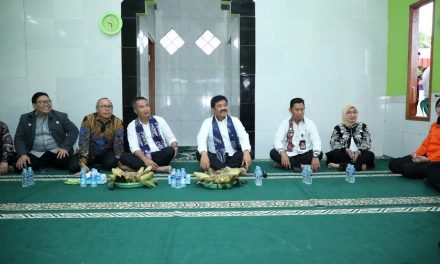 Menteri ATR/Kepala BPN Serahkan Sertipikat Tanah Hunian Tetap Korban Bencana Banjir di Kabupaten Bogor
