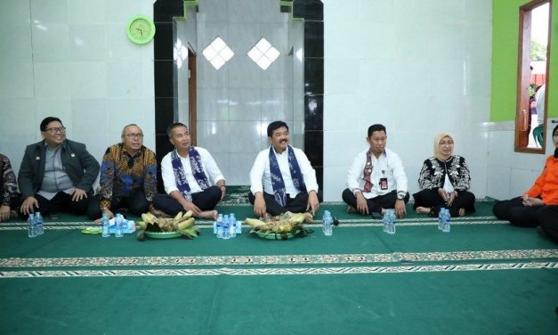 Menteri ATR/Kepala BPN Serahkan Sertipikat Tanah Hunian Tetap Korban Bencana Banjir di Kabupaten Bogor