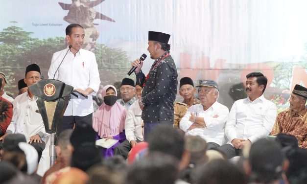 Senangnya Edi, Warga Wonosobo Dapat Sertipikat Tanah Bonus Sepeda dari Presiden